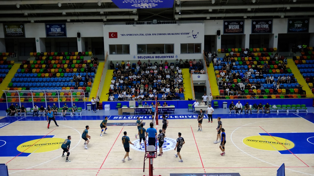 Konya Büyükşehir’in ilçeler arası voleybol turnuvasında Sarayönü mutlu sona ulaştı