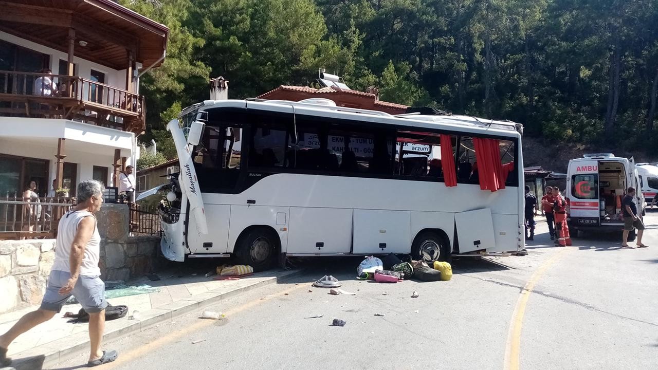 Tur otobüsünün freni boşaldı:1 ölü, 32 yaralı