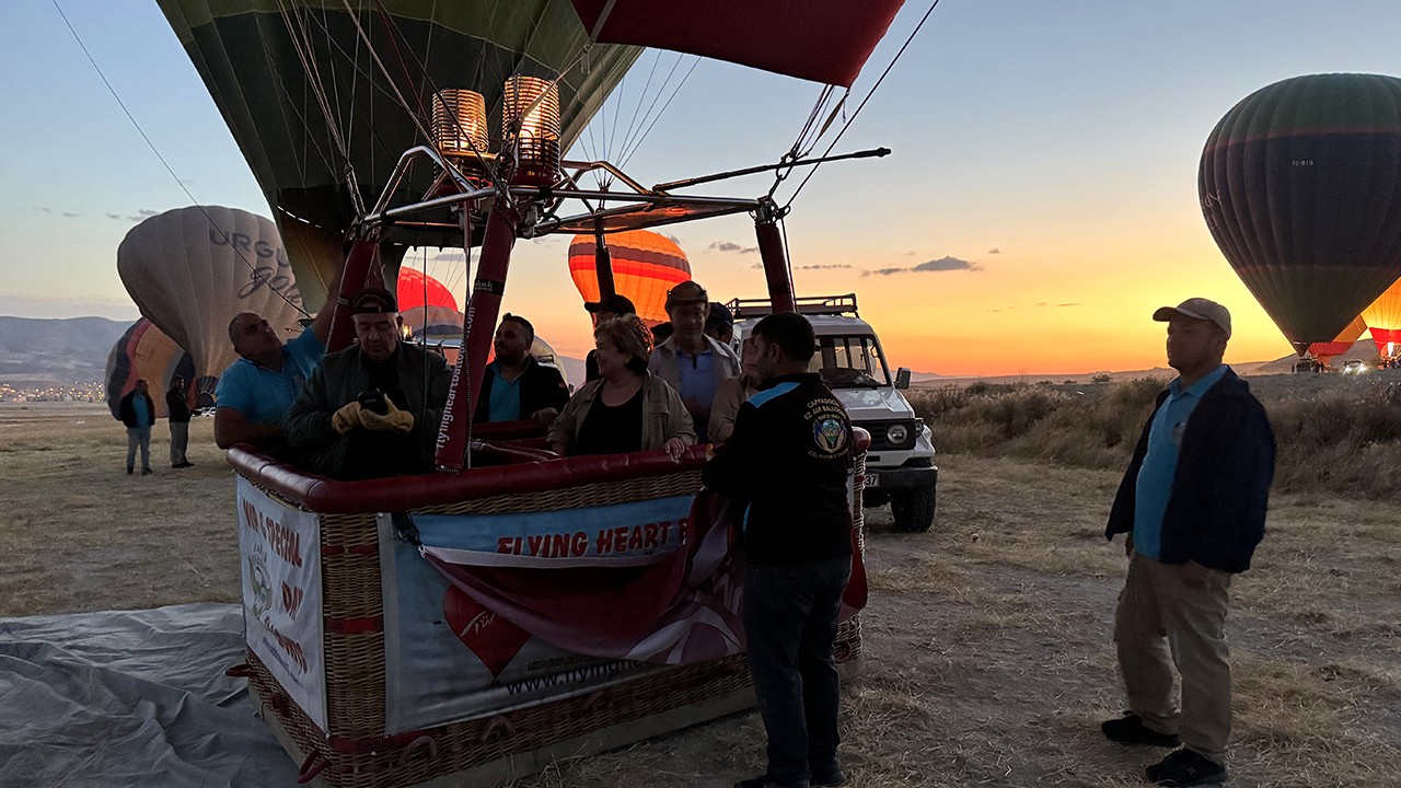 Kapadokya’da sıcak hava balonları Türk bayrakları ve posterlerle uçtu