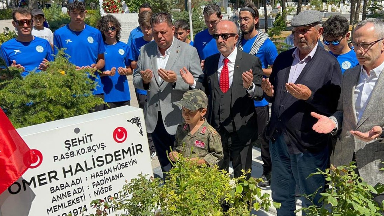 Vatandaşlar 15 Temmuz kahramanı şehit Ömer Halisdemir’in kabrine akın etti