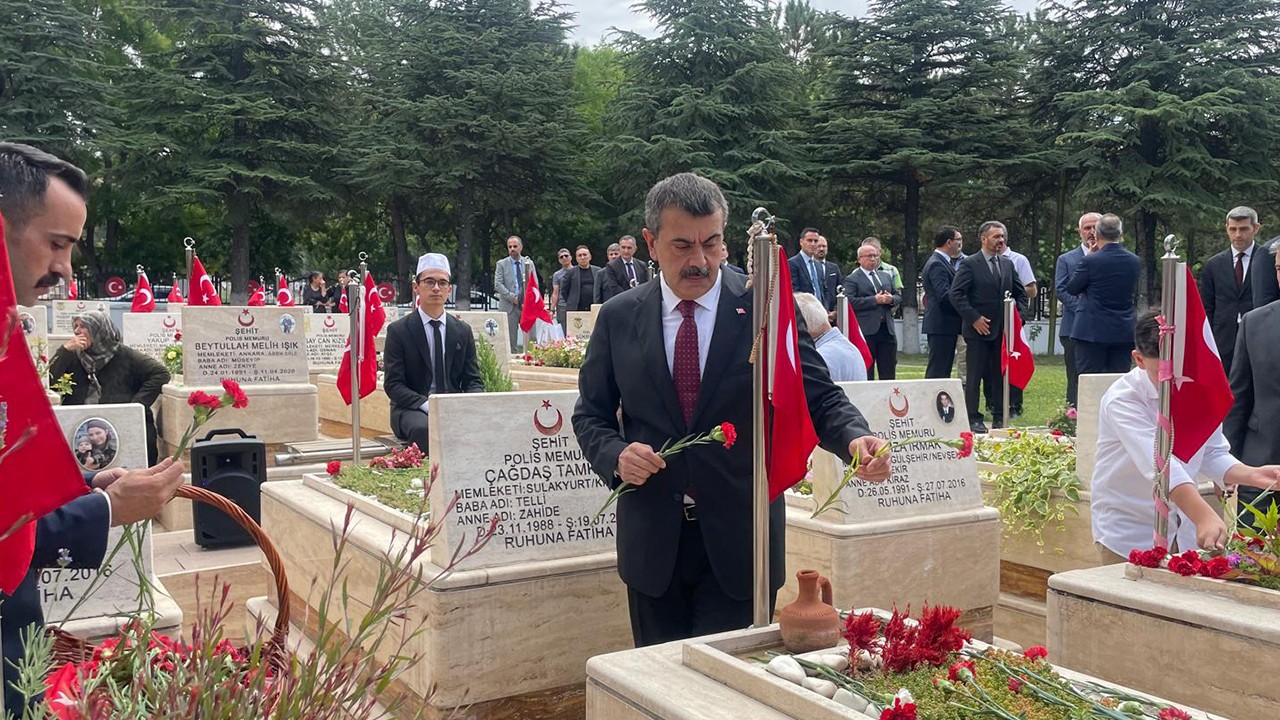 Bakan Tekin’den 15 Temmuz Şehitliği’ne ziyaret