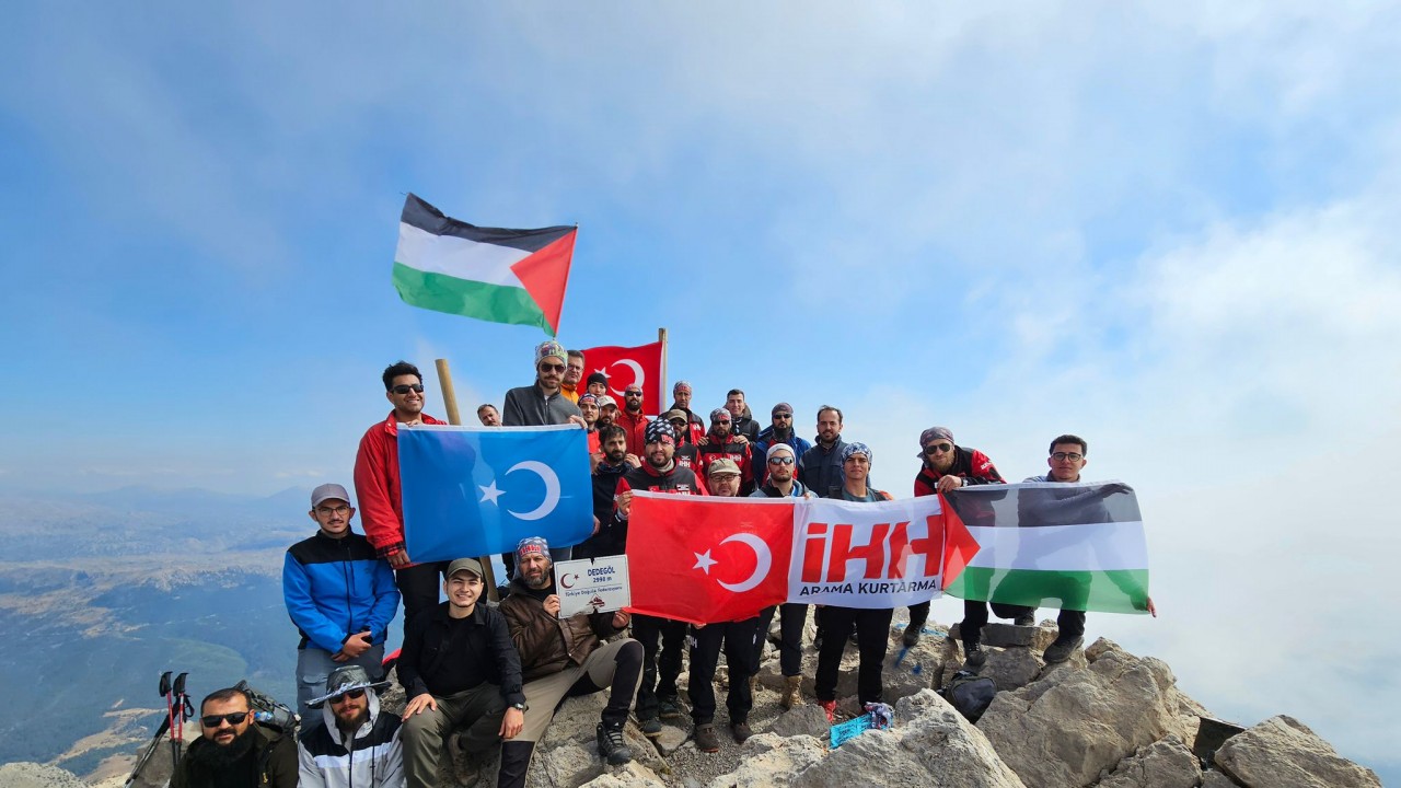 İHH Konya arama kurtarma ekibi, Filistin için Dedegül Zirvesi’ne tırmandı