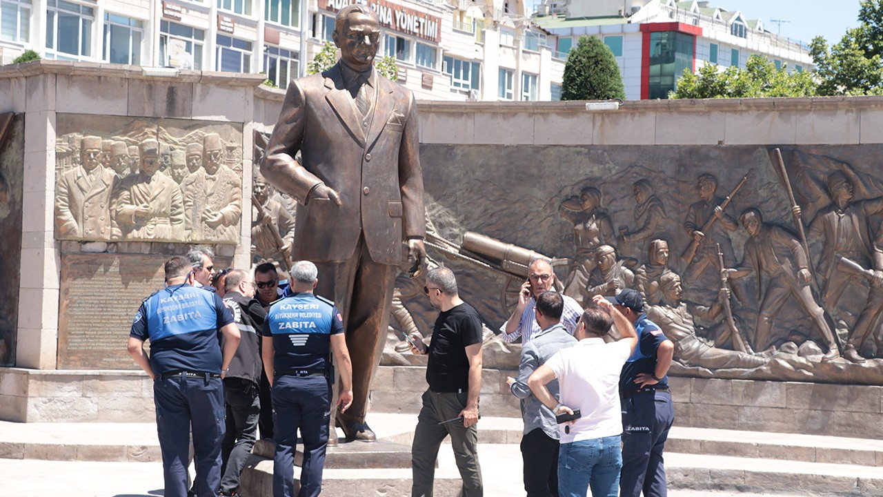 Atatürk Anıtı'na baltalı saldırı sanığı dayı-yeğene 3'er yıl kadar hapis istemi