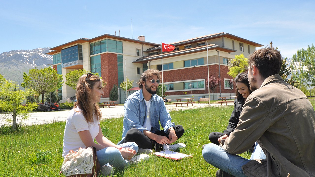 Necmettin Erbakan Üniversitesi’nden tercih yapacak öğrencilere özel canlı yayın