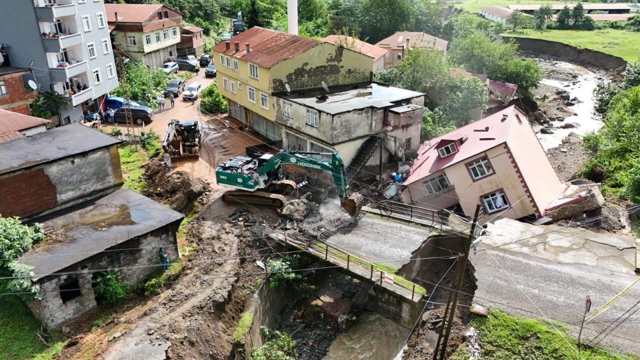 Giresun’da şiddetli sağanak nedeniyle 2 katlı ev yan yattı