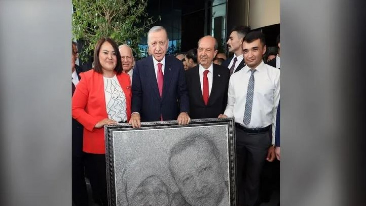 Cumhurbaşkanı Erdoğan'a annesi ile çekilen fotoğrafının filografi tablosu takdim edildi