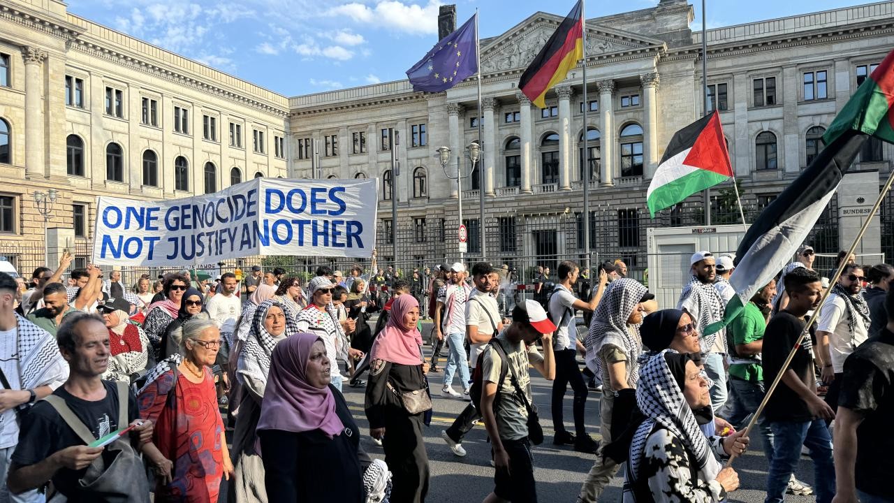 Berlin'de polis Filistin destekçilerine sert müdahalede bulundu
