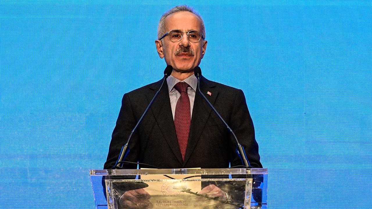 Abdulkadir Uraloğlu: Milli Elektrikli Hızlı Tren 2025'te raylara iniyor