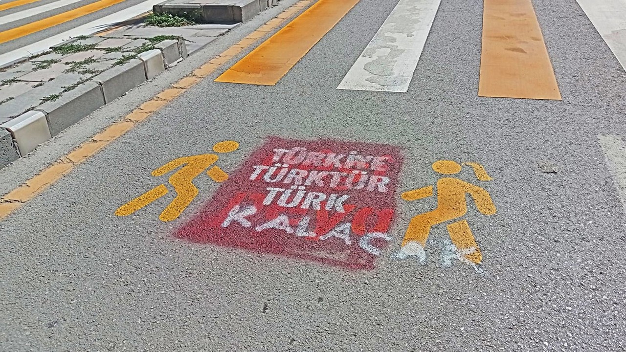 Van’da Kürtçe trafik uyarılarının üzerine ’Türkiye Türk’tür, Türk kalacak’ yazıldı