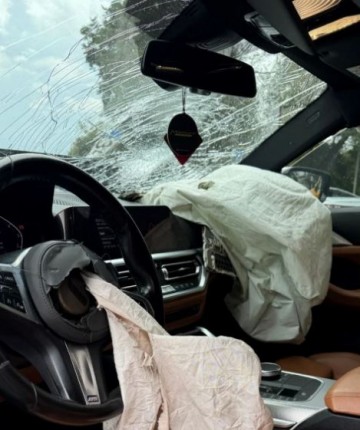 Rapçi Emirhan Çakal aracıyla kazaya karıştı: Hayranları video almak isterken bu sefer de Çakal'ın aracına çarptılar