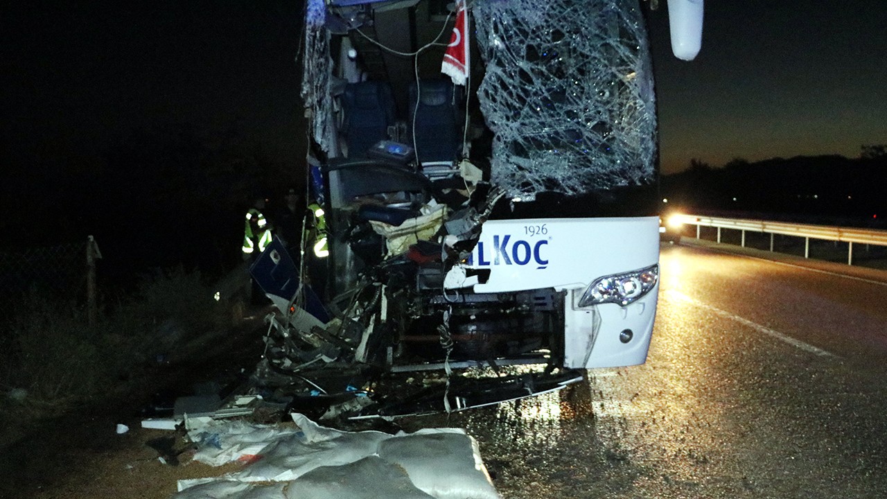 Yolcu otobüsü, yem yüklü kamyona çarptı: 1 ölü, 36 yaralı