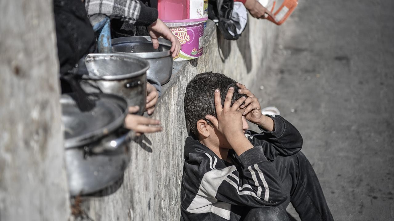 İsrail saldırıları altındaki Gazze’de bir çocuk daha “açlıktan“ öldü