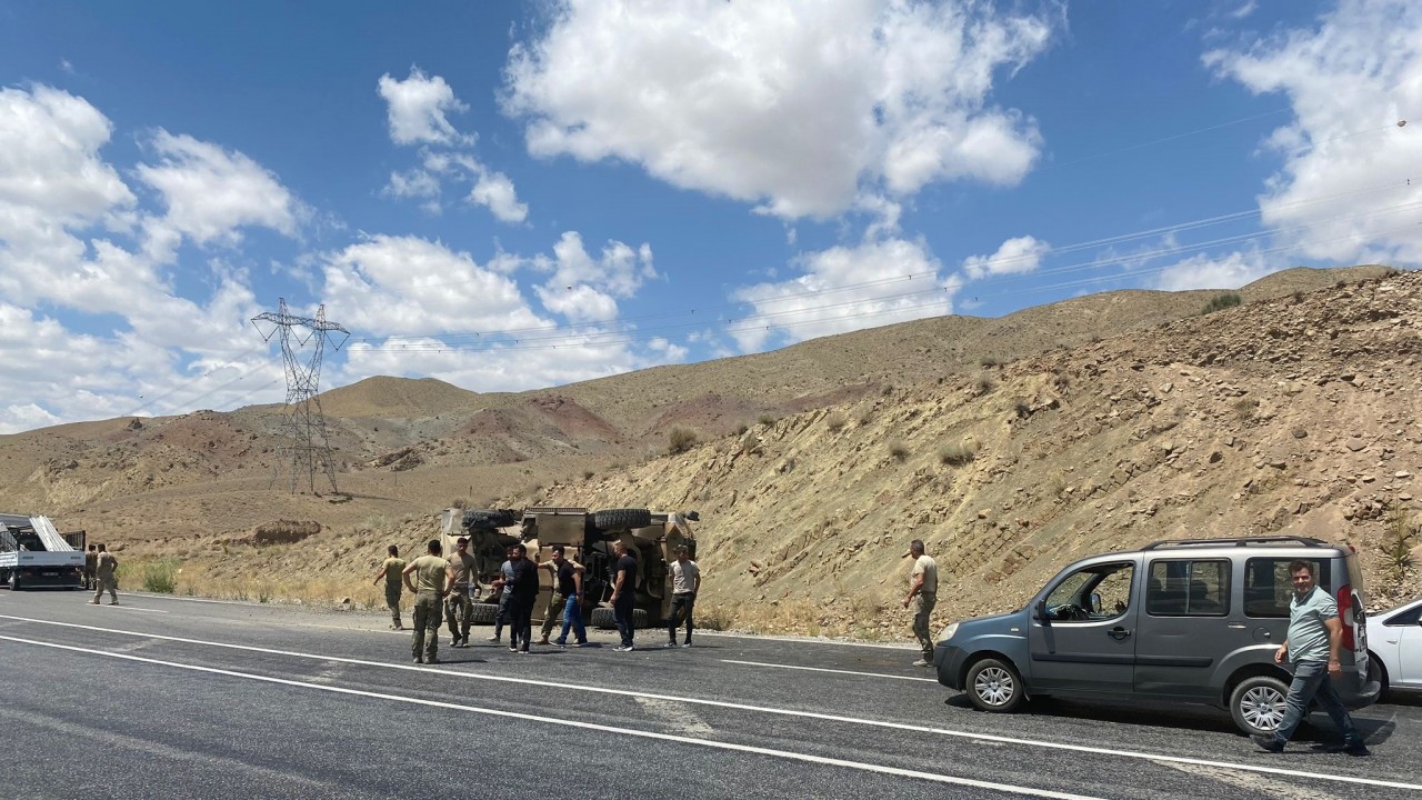 Van-Hakkari yolunda zırhlı araç devrildi: 6 asker hafif yaralı