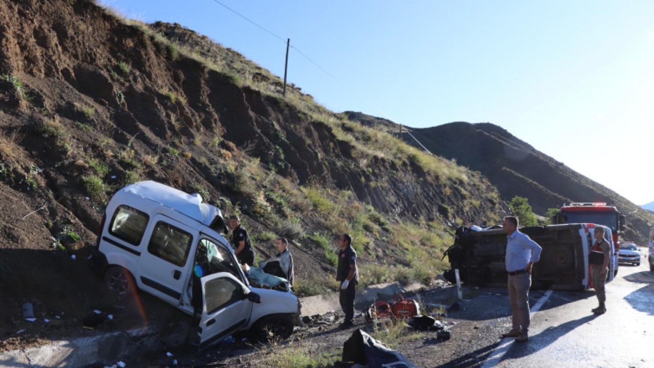 Ambulans ile hafif ticari araç kafa kafaya çarpıştı: 4 ölü, 1 yaralı