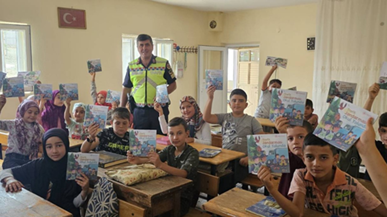 Konya'da jandarma ekiplerinden öğrencilere trafik eğitimi