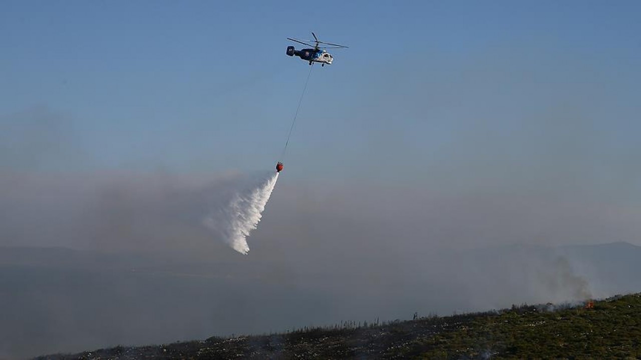 Adana’da orman yangınına müdahale eden helikopter suya düştü