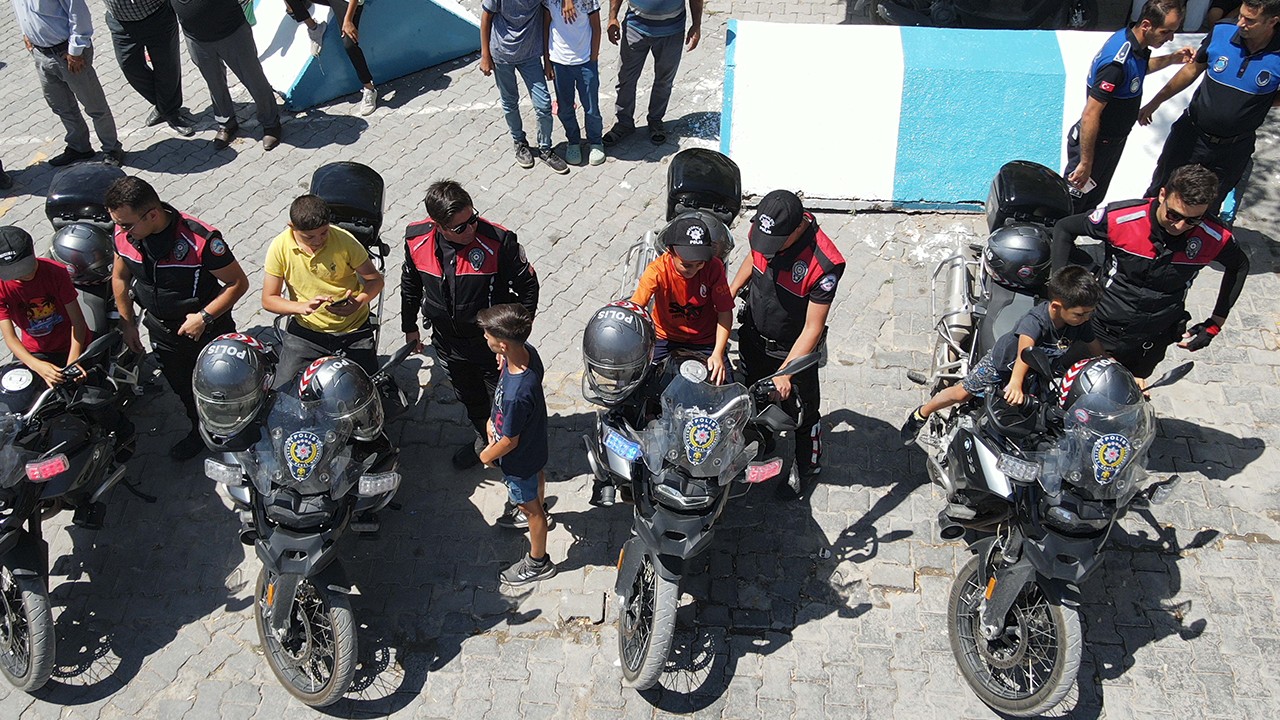 Yunus polisleri çocuklara oyuncak hediye edip motosiklete bindirdi