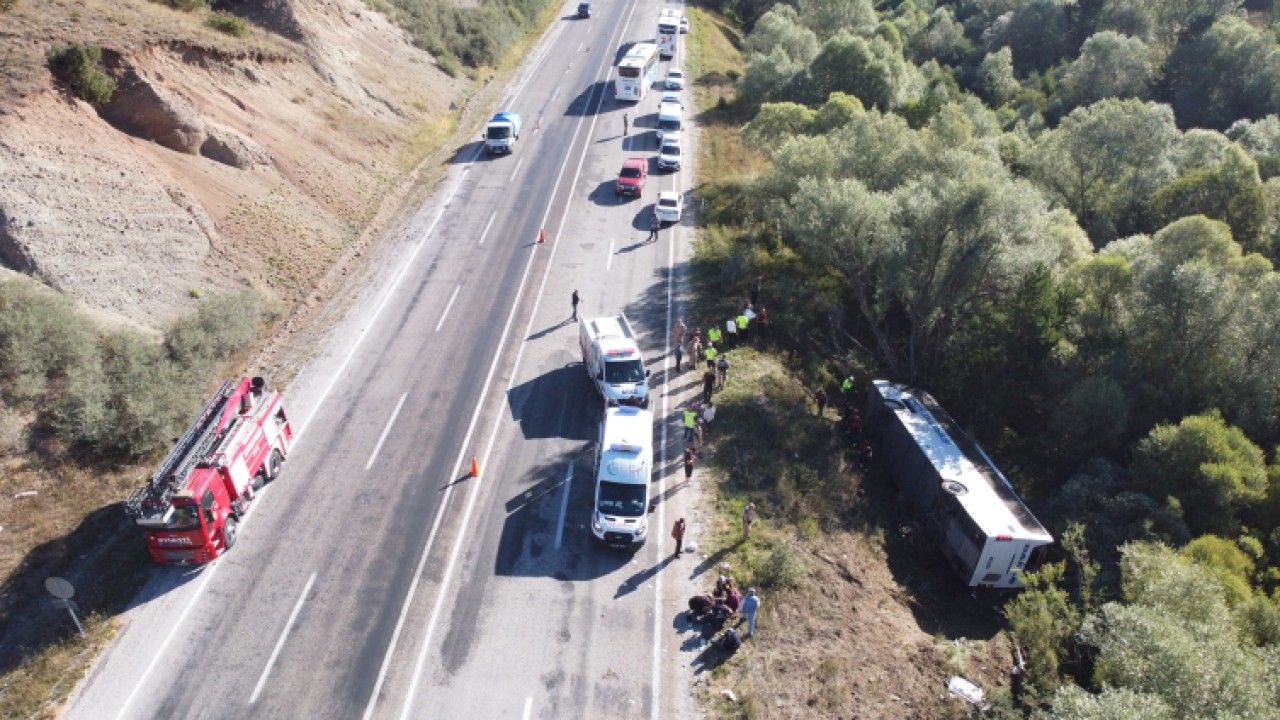 Yolcu otobüsü devrildi: 1 ölü, 33 yaralı