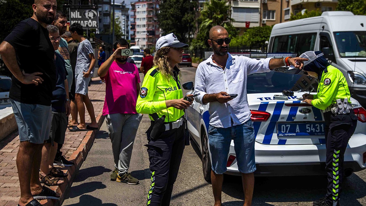 Hafif ticari araçla çarpışan otomobil, apartman bahçesine uçtu: 2 yaralı