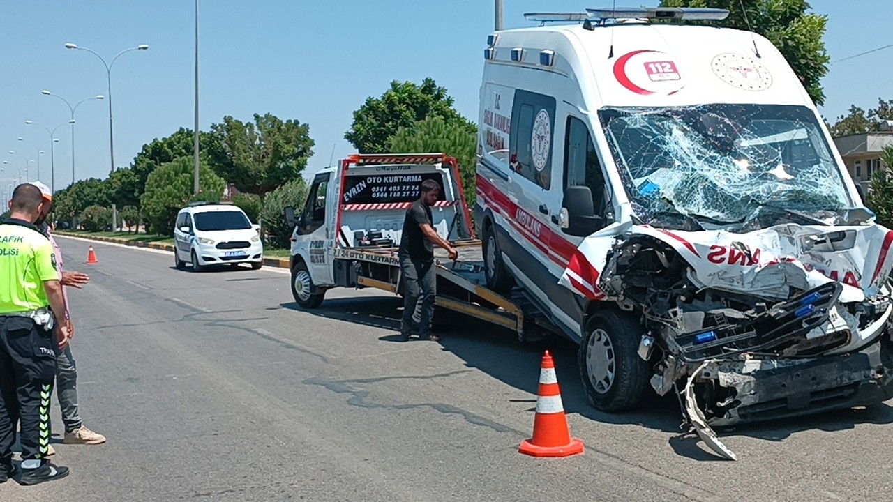 Tankere çarpan ambulansın sürücüsü ile 2 acil tıp teknisyeni yaralandı