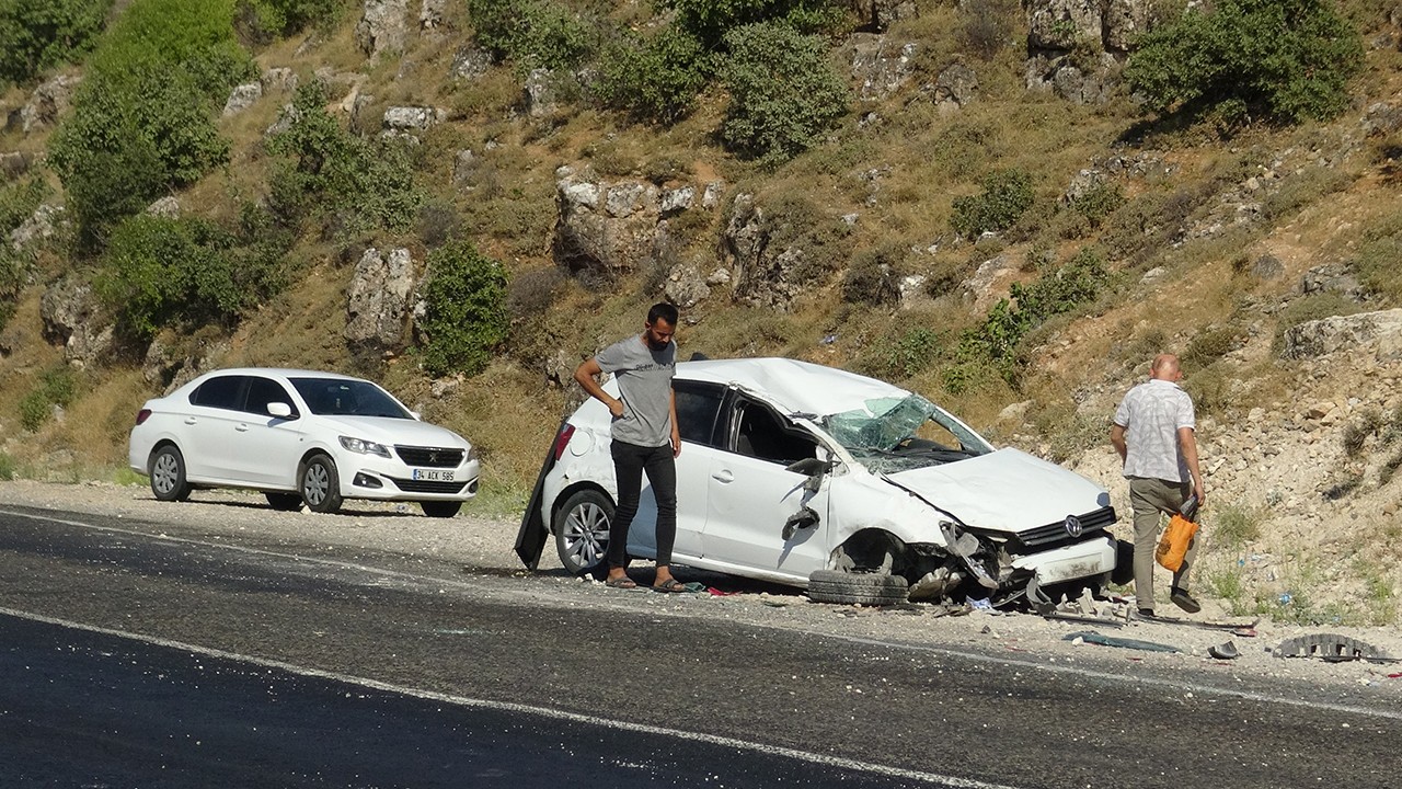 Takla atan otomobildeki 1’i bebek, 4 kişi yaralandı