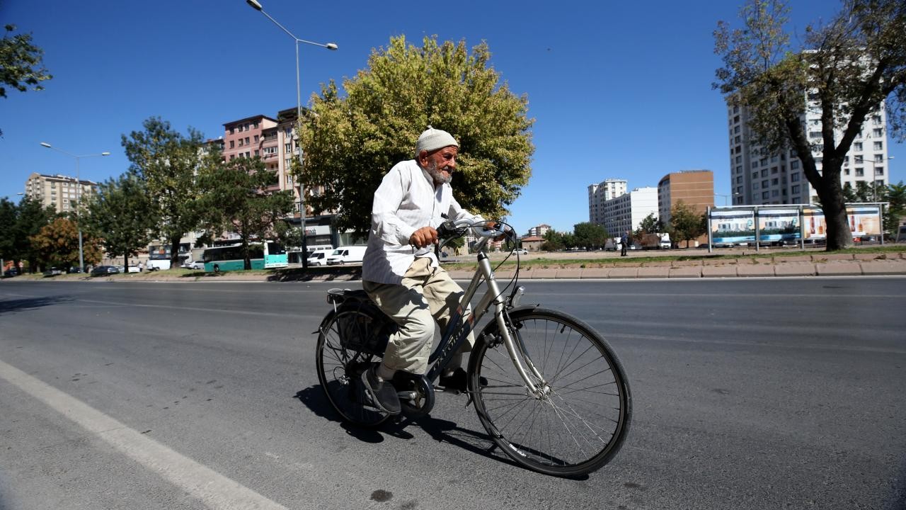 80’lik Mustafa dede günde 20 kilometre pedal çeviriyor