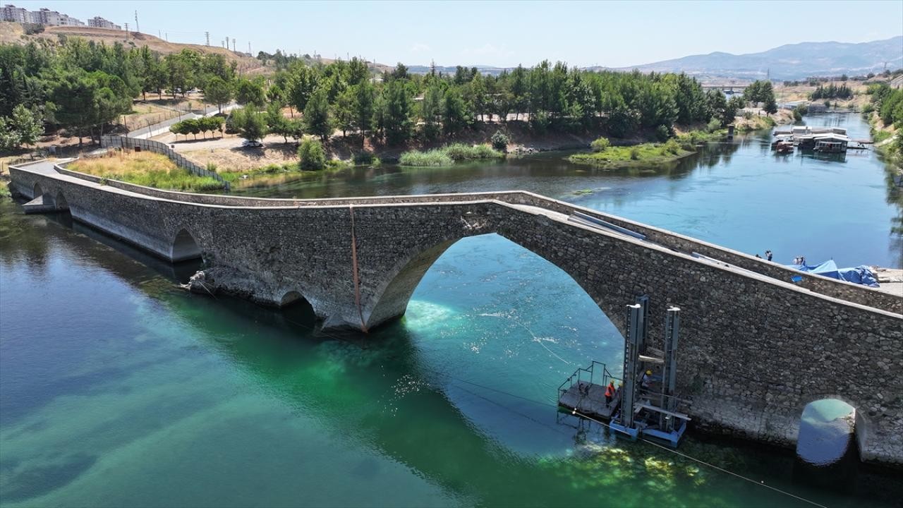 Depremden etkilenen tarihi köprünün restorasyonu gelecek yıl bitecek