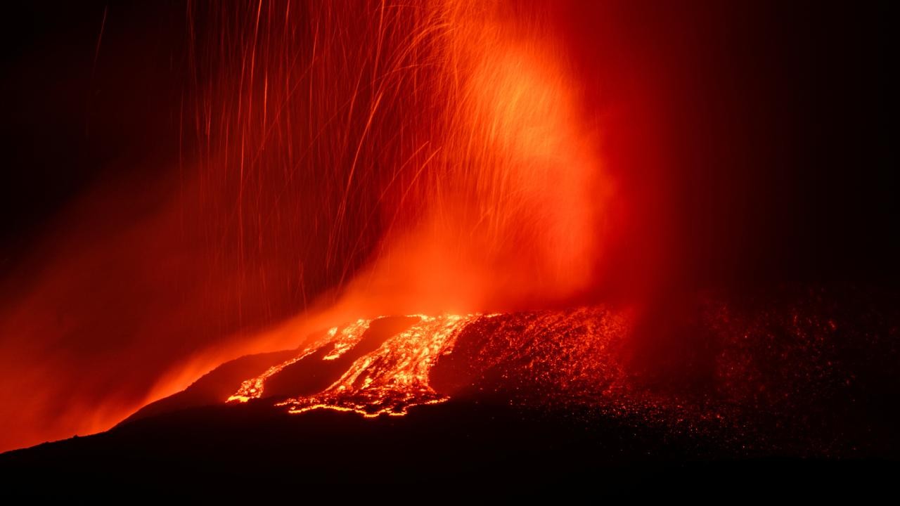 Etna Yanardağı yeniden kül ve lav püskürttü