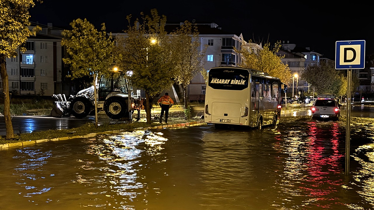 Sağanak su baskınlarına yol açtı, dolu araçlara hasar verdi