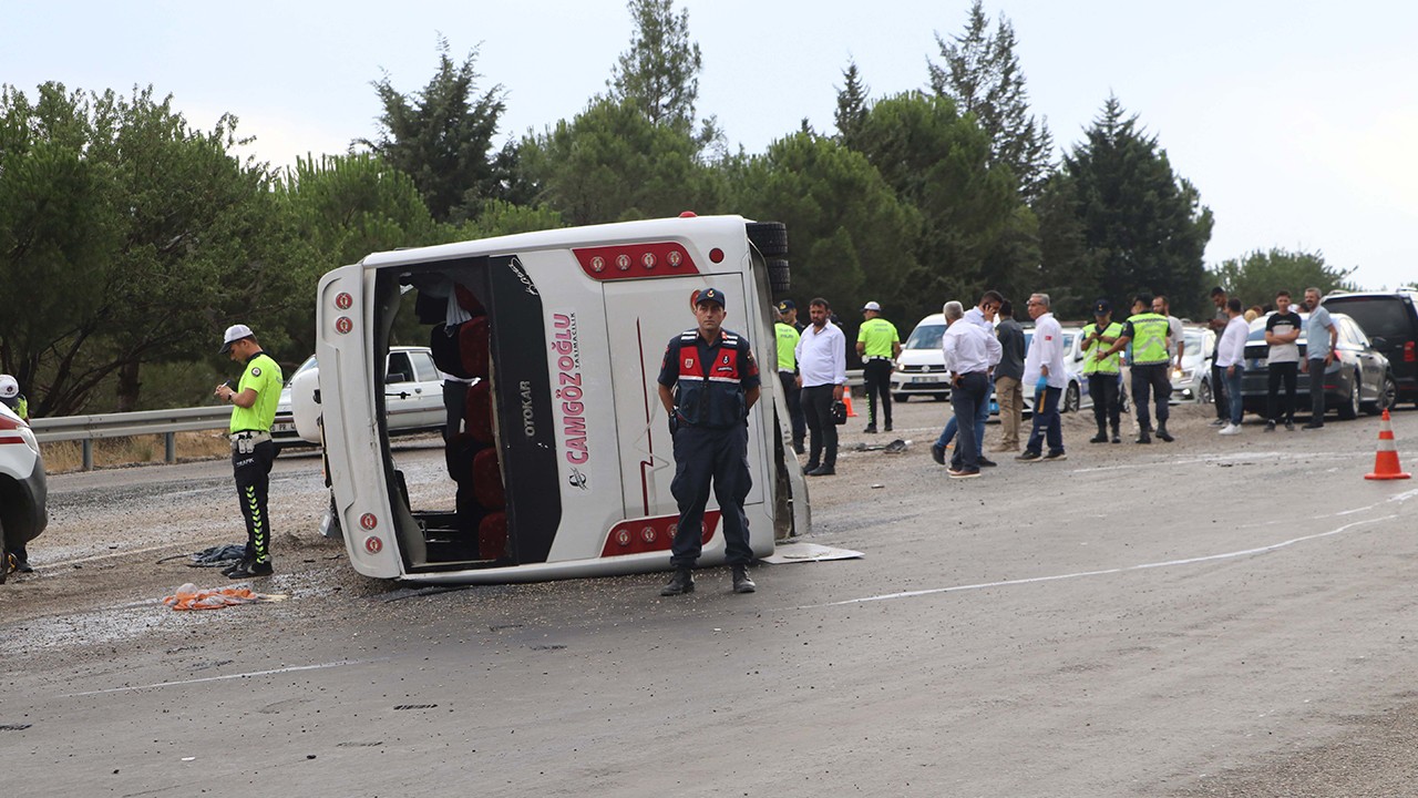 Düğüne gidenleri taşıyan yolcu otobüsü devrildi: 1'i ağır, 26 yaralı