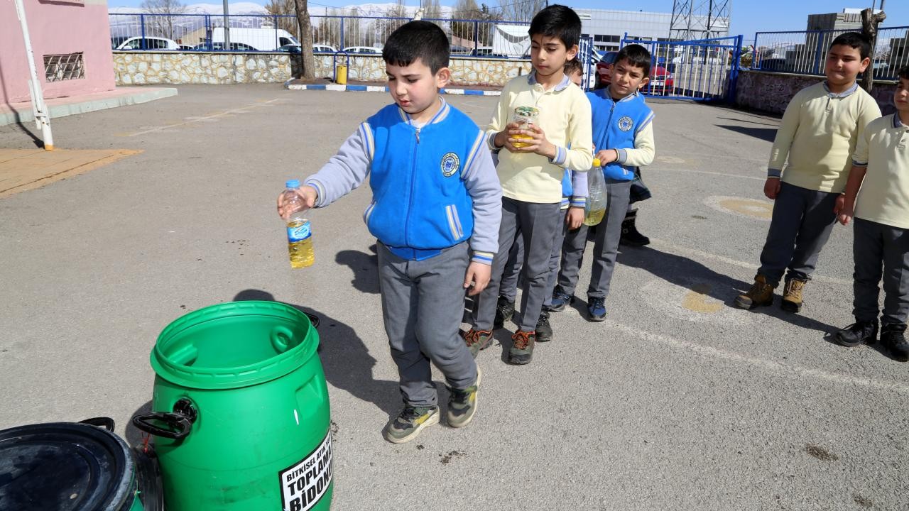 Milli Eğitim Bakanlığı’ndan çevreci okullara “yeşil bayrak“