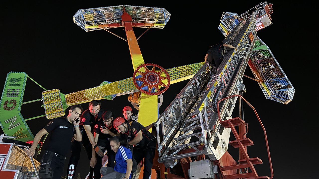 Lunaparkta yüksekte asılı kalan 23 kişi kurtarıldı