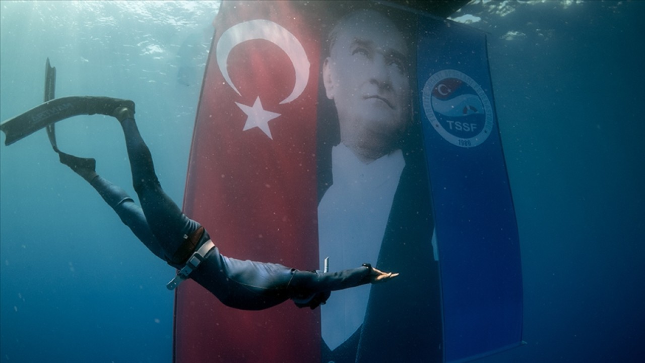 Büyük Zafer’in 102. yıl dönümünü deniz altında kutladılar