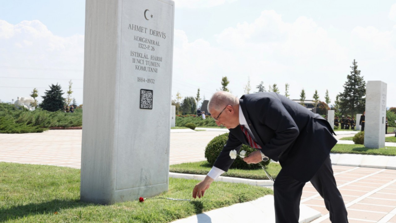 Bakan Güler, TSK komuta kademesiyle Devlet Mezarlığı’nı ziyaret etti