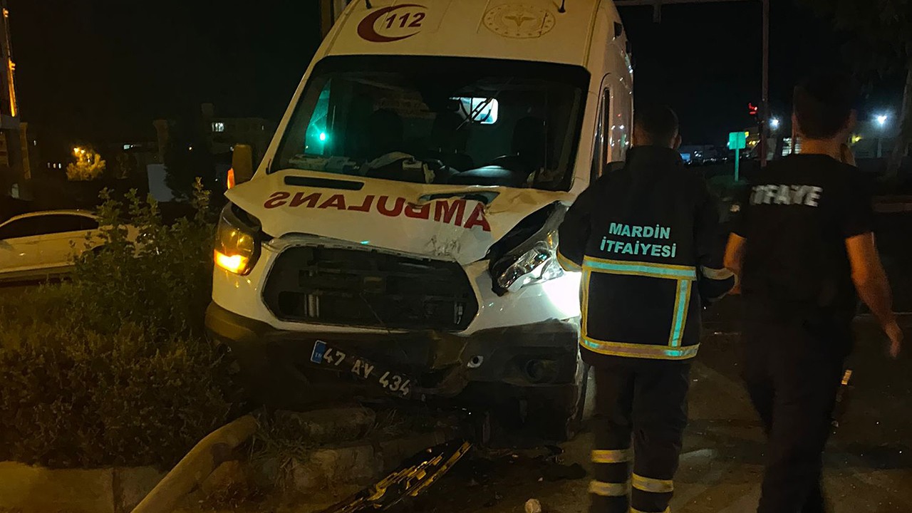 Hasta taşıyan ambulans ile otomobil çarpıştı: 6 yaralı