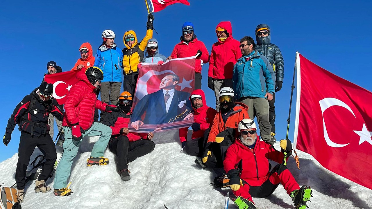 Ağrı Dağı’nın zirvesine tırmanıp, Atatürk posteri ve Türk bayrağı açtılar