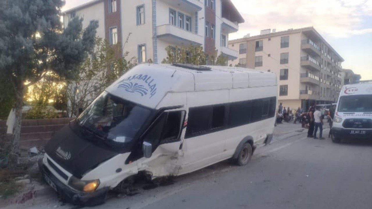 Aksaray’da mevsimlik işçileri taşıyan minibüs ile otomobil çarpıştı, 15 kişi yaralandı