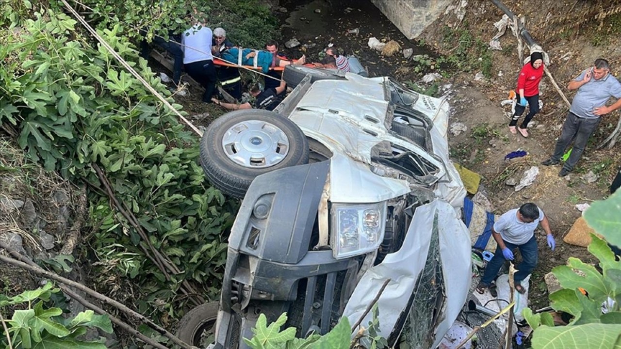 Fındık işçilerini taşıyan minibüs devrildi, 20 kişi yaralandı