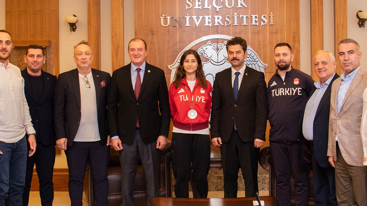 Selçuk Üniversitesi milli para tekvandocuları Rektör Yılmaz'ı ziyaret etti 