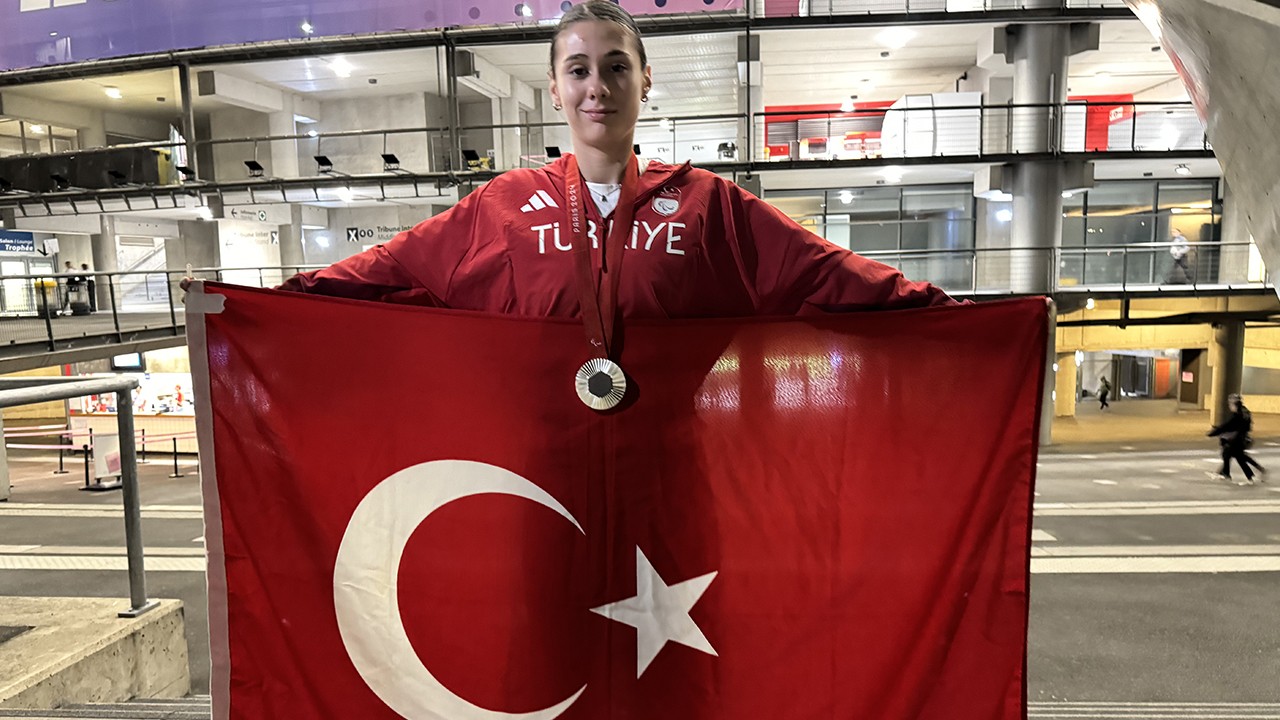 Türkiye’nin ilk paralimpik madalyalı özel sporcusu Aysel Önder, büyük bir gurur yaşıyor