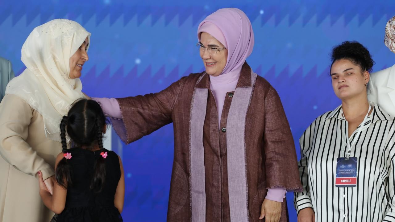 Emine Erdoğan, koruyucu aileler ve çocuklarıyla buluştu