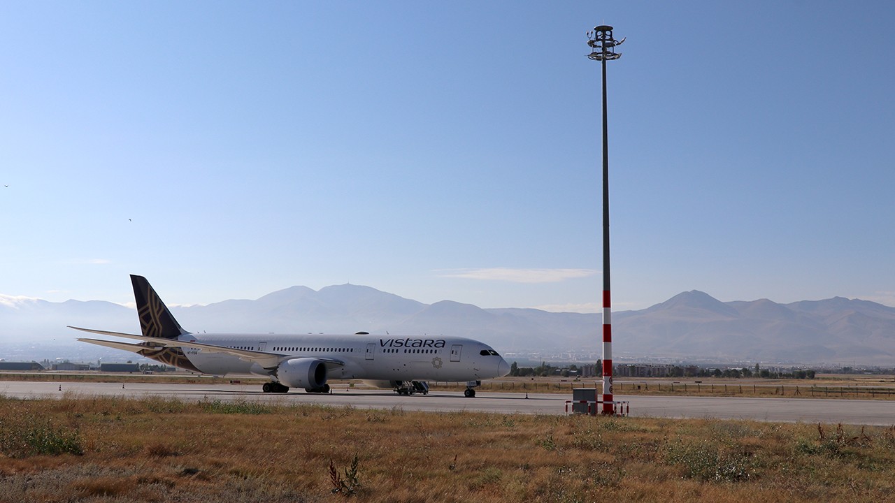 Hindistan’dan Almanya’ya giderken Erzurum’a zorunlu iniş yapan uçağının bekleyişi sürüyor