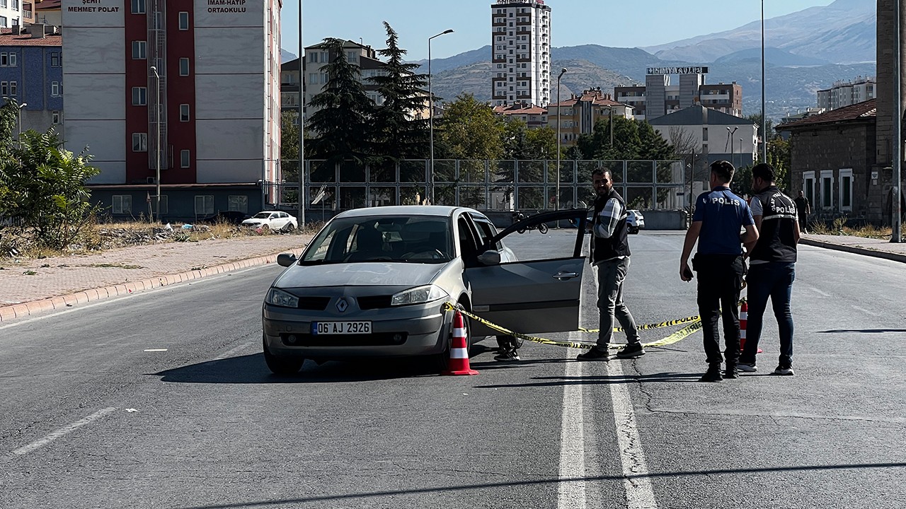 Eski eşini, 8 yaşındaki kızının gözü önünde tabancayla yaraladı