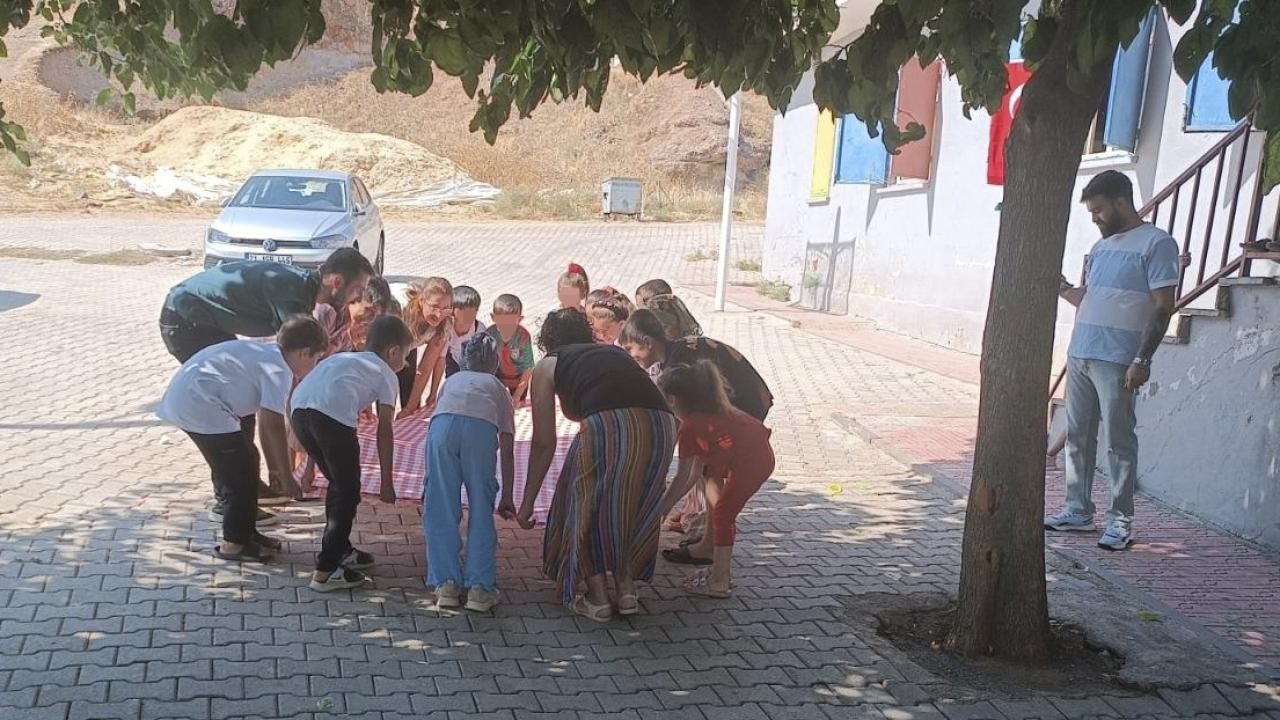 Narin'in okulundaki arkadaşlarına ve öğretmenlerine psikososyal destek