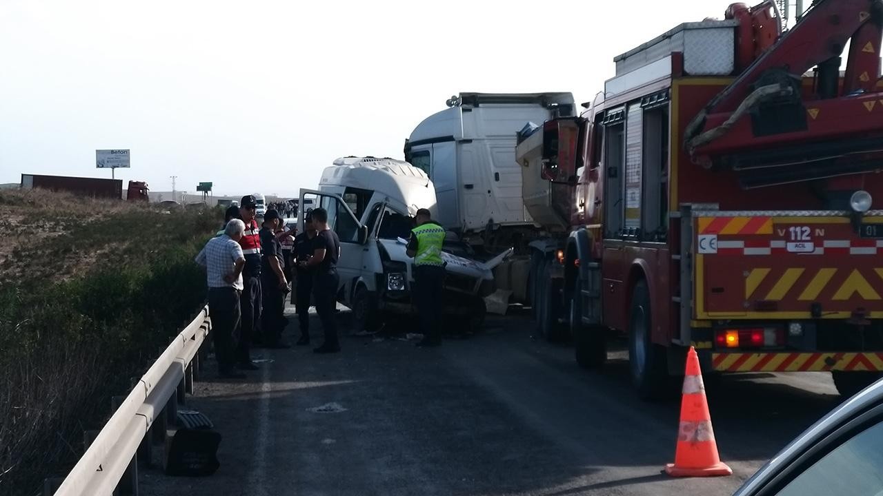 TIR ile servis minibüsü çarpıştı: 4 ölü, 6 yaralı