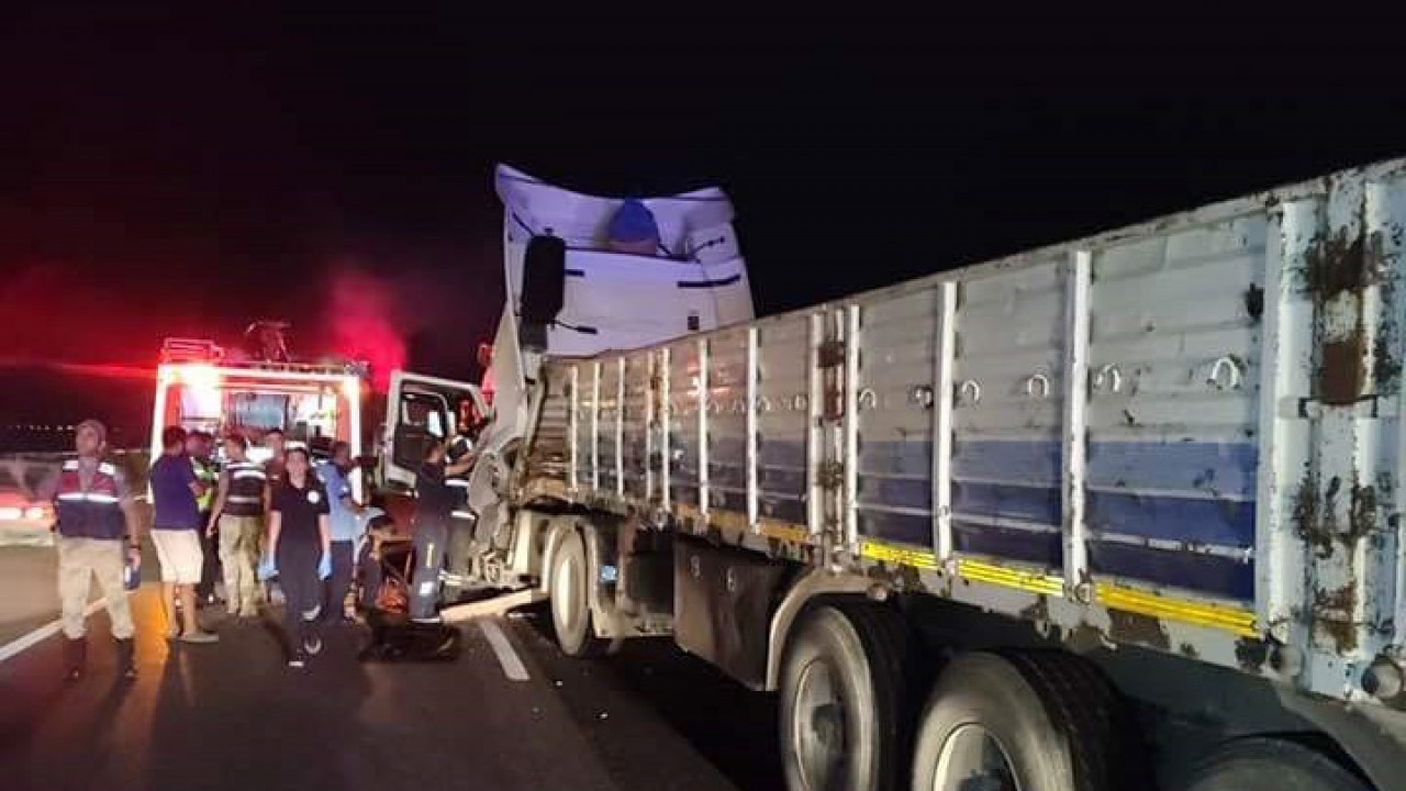 Önündeki TIR’a çarpan TIR’ın sürücüsü öldü