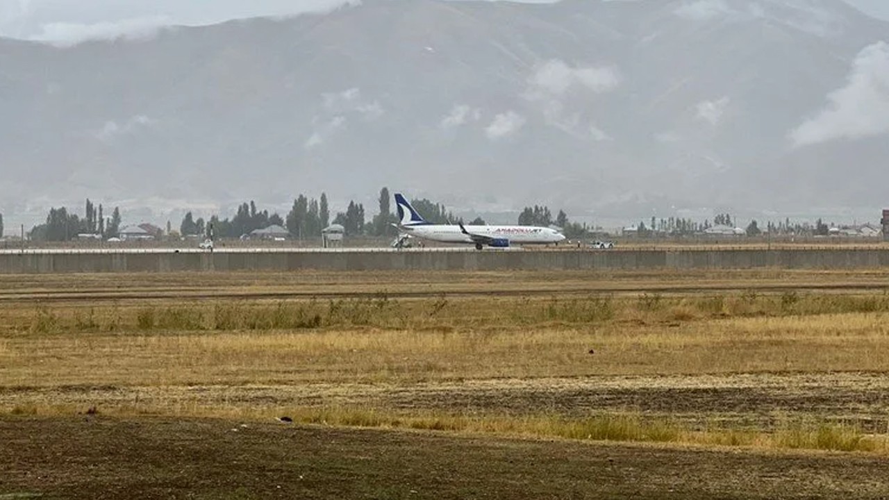 Hakkari’de yolcu uçağı pistten çıkıp çamura saplandı