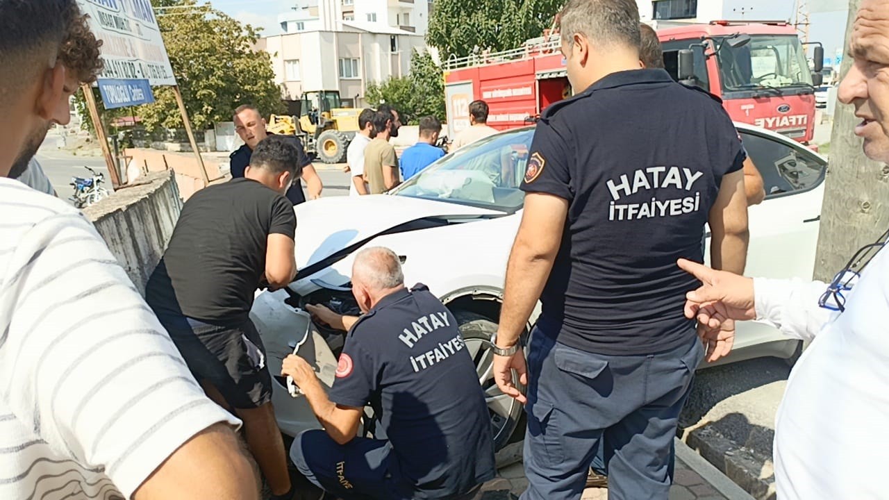 Otomobil ile polis aracı çarpıştı: 3’ü polis, 5 kişi yaralandı