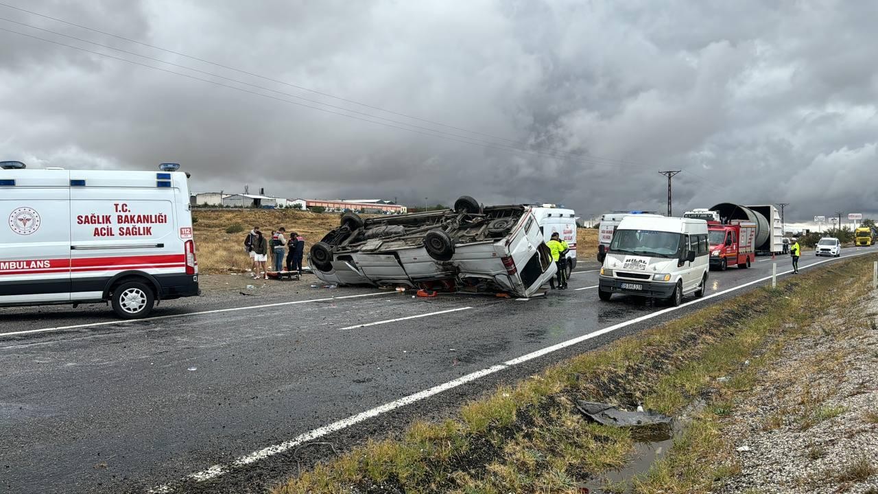 Turistleri taşıyan minibüs devrildi: 18 yaralı