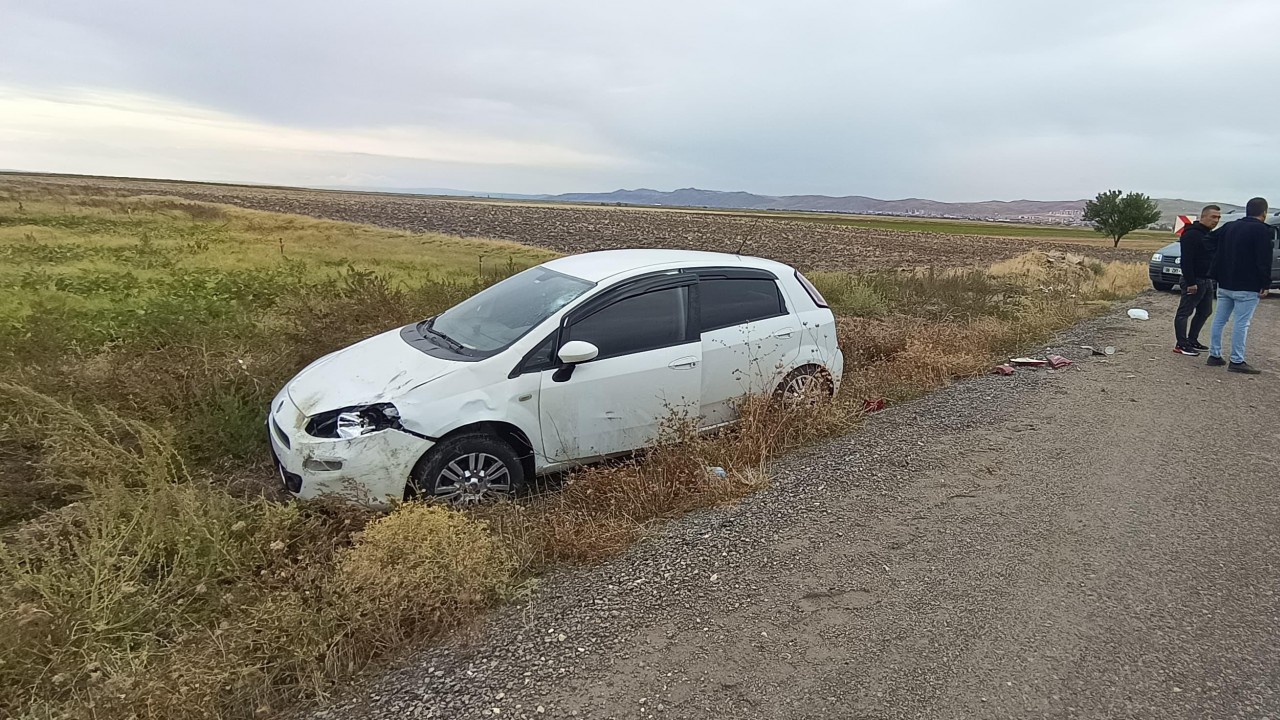 Otomobille motosiklet kafa kafaya çarpıştı; 1 yaralı